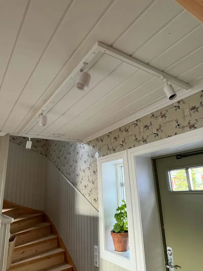 Spårbelysning i en hall med trappa.